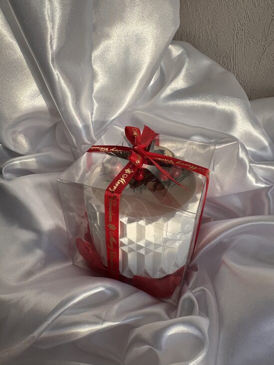 Puošni žvakė gipsiniame indelyje